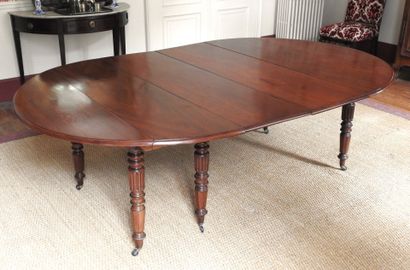 Dining room table in mahogany of oval shape...