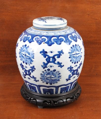 CHINA: Porcelain ginger pot with blue underglaze...