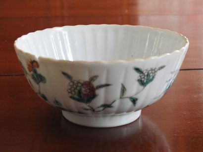 CHINA: Pair of porcelain bowls of circular...
