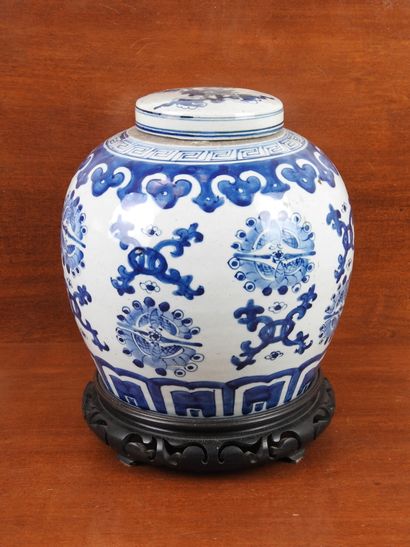 CHINA: Porcelain ginger pot with blue underglaze...