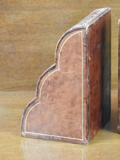 Pair of bookends in leather decorated with...