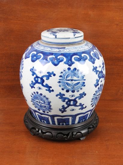 CHINA: Porcelain ginger pot with blue underglaze...