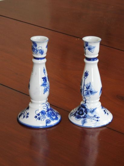 PAIR OF FLAMPS in white blue porcelain in...