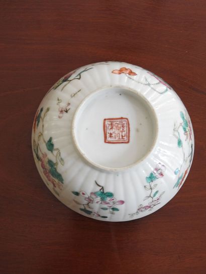 CHINA: Pair of porcelain bowls of circular...