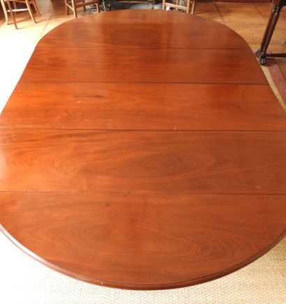 Dining room table in mahogany of oval shape...