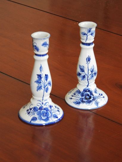 PAIR OF FLAMPS in white blue porcelain in...