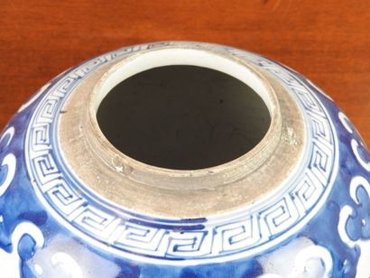 CHINA: Porcelain ginger pot with blue underglaze...