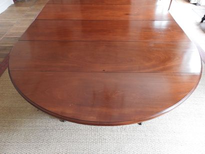 Dining room table in mahogany of oval shape...