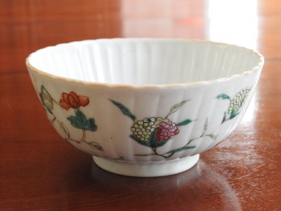 CHINA: Pair of porcelain bowls of circular...
