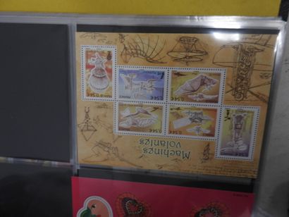 NEUF Albums de timbres neufs modernes, certains...