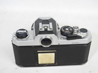 NIKON : Appareil photo modèle FM, N° FM 3022514...