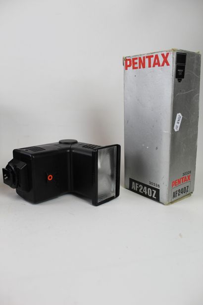 Lot de dix FLASHS : PENTAX, AGFATRONIC, CHINON,...