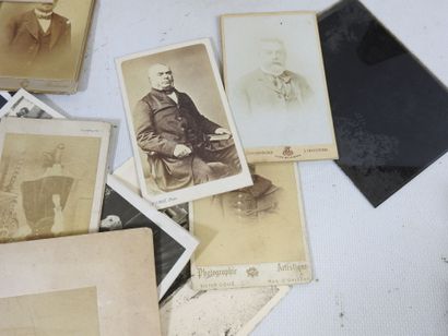 IMPORTANT LOT de PHOTOGRAPHIES dont : - Un...