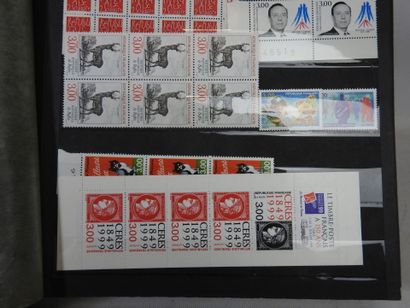 FRANCE - ETRANGER : Deux albums de timbres...
