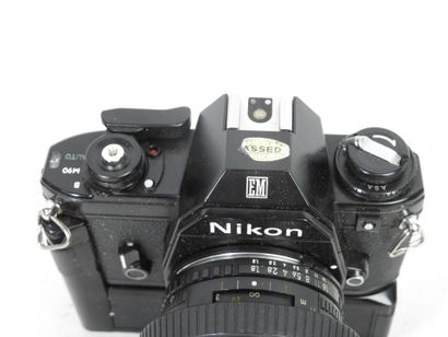 NIKON : Appareil photo EM n°7311053 - Objectif...