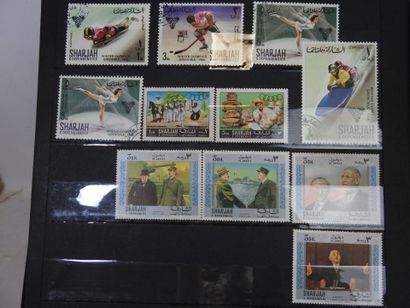 FRANCE - ETRANGER : Deux albums de timbres...