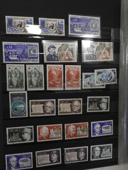 NEUF Albums de timbres neufs modernes, certains...