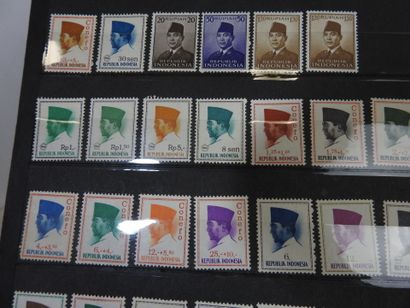 FRANCE - ETRANGER : Deux albums de timbres...