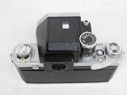 NIKON : Appareil photo modèle F, N° 6917697...