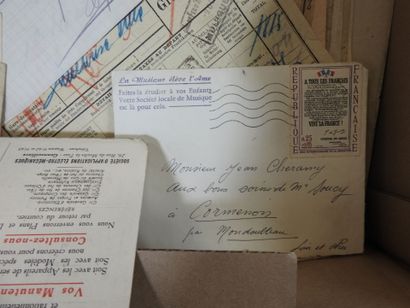 DEUX cartons : 1 ensemble de vieux papiers...