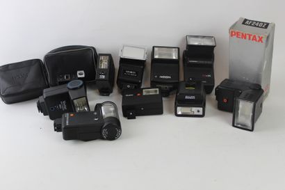 Lot de dix FLASHS : PENTAX, AGFATRONIC, CHINON,...