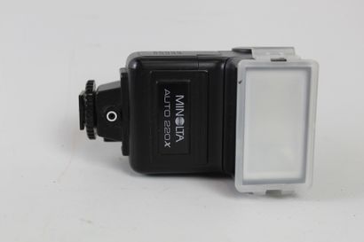 Lot de dix FLASHS : PENTAX, AGFATRONIC, CHINON,...