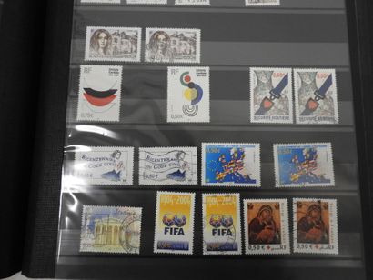 NEUF Albums de timbres neufs modernes, certains...