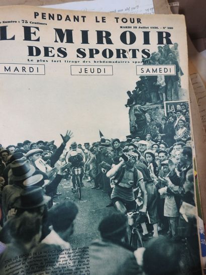 DEUX cartons : 1 ensemble de vieux papiers...