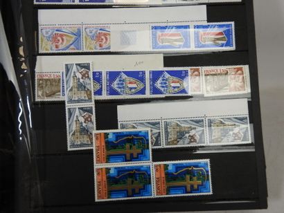FRANCE - ETRANGER : Deux albums de timbres...