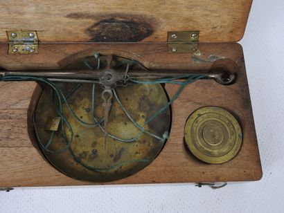 DEUX BALANCES dont une monétaire trébuchet...