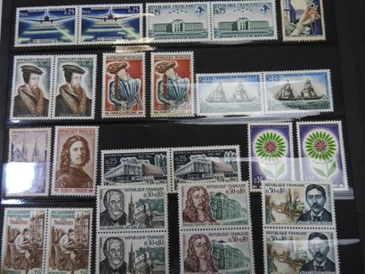FRANCE - ETRANGER : Deux albums de timbres...