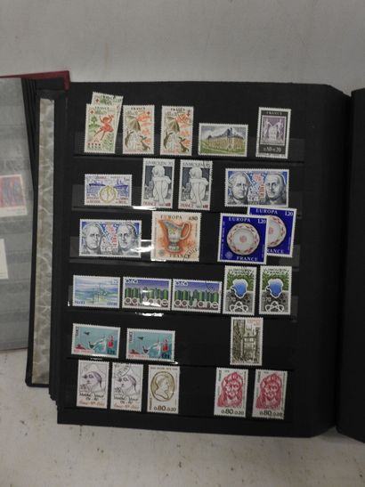 NEUF Albums de timbres neufs modernes, certains...