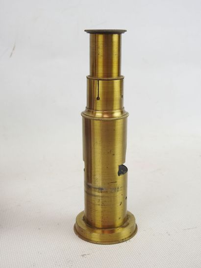 LUNETTE en laiton, avec son coffret en acajou....