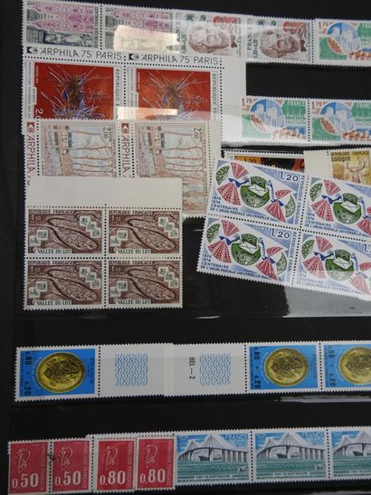 FRANCE - ETRANGER : Deux albums de timbres...