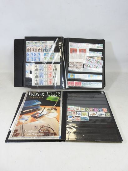 FRANCE - ETRANGER : Deux albums de timbres...