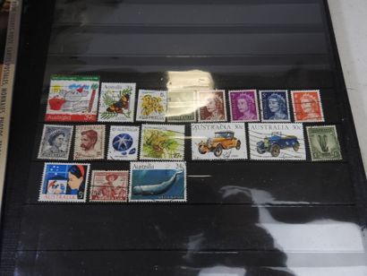 FRANCE - ETRANGER : Deux albums de timbres...