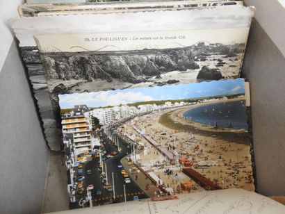DEUX boites à chaussures de cartes postales...