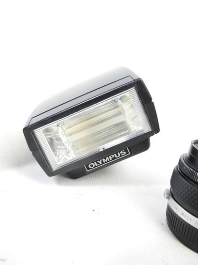 OLYMPUS : Trois objectifs (1 : 1,8 mm F.ZUIKO,...