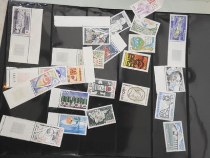NEUF Albums de timbres neufs modernes, certains...