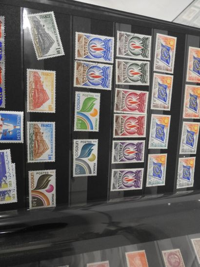 NEUF Albums de timbres neufs modernes, certains...