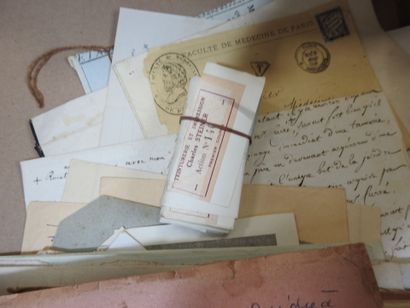 DEUX cartons : 1 ensemble de vieux papiers...