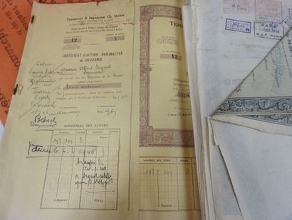 DEUX cartons : 1 ensemble de vieux papiers...