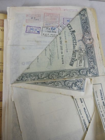 DEUX cartons : 1 ensemble de vieux papiers...