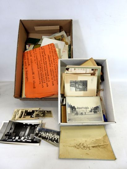 DEUX cartons : 1 ensemble de vieux papiers...