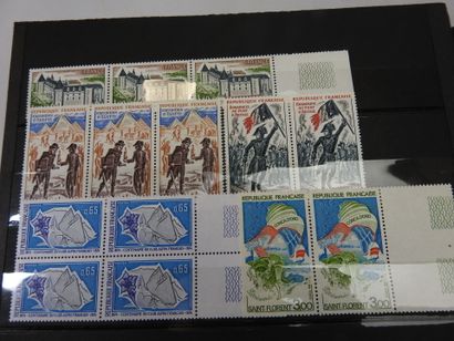 FRANCE - ETRANGER : Deux albums de timbres...