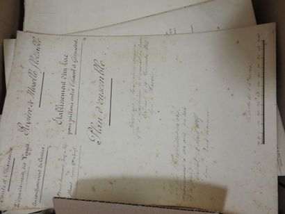 DEUX cartons : 1 ensemble de vieux papiers...