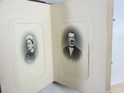 IMPORTANT LOT de PHOTOGRAPHIES dont : - Un...
