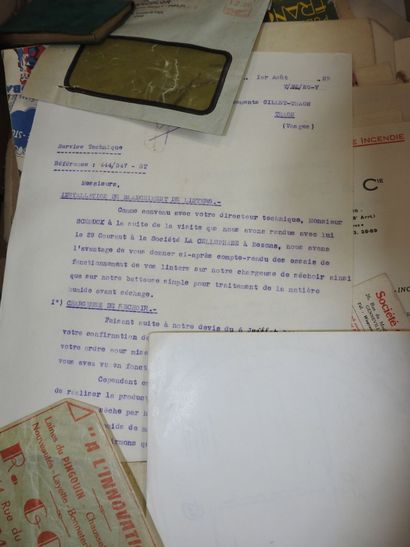 DEUX cartons : 1 ensemble de vieux papiers...