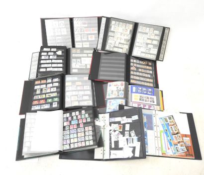 NEUF Albums de timbres neufs modernes, certains...