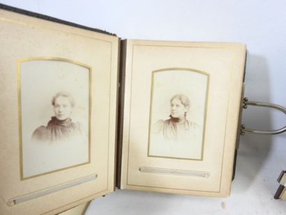 IMPORTANT LOT de PHOTOGRAPHIES dont : - Un...